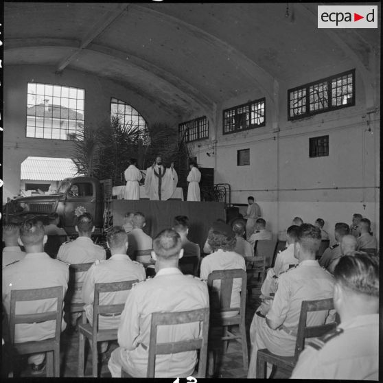 Un aumônier de régiment dit la messe.