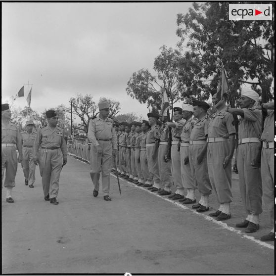 Lors de la fête de la saint Christophe, le général Cogny, commandant en chef des FTNV (forces terrestres du Nord-Vietnam), passe en revue  les détachements d'honneur.