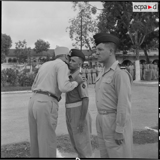 Le général Cogny, commandant en chef des FTNV (forces terrestres du Nord-Vietnam), félicite un officier.