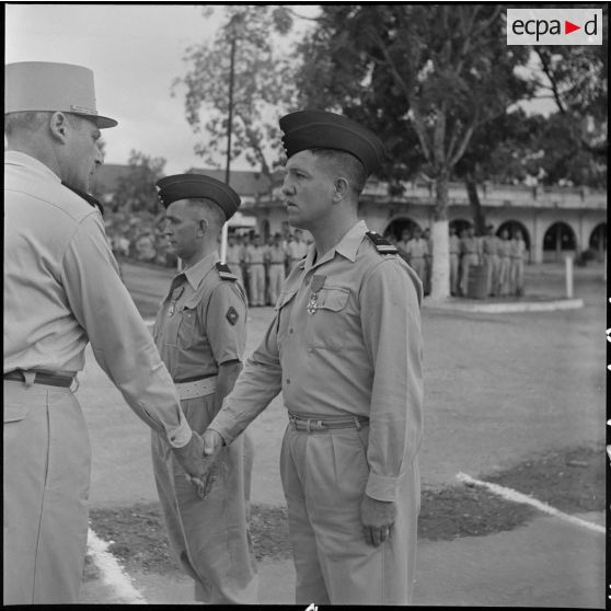 Le général Cogny, commandant en chef des FTNV (forces terrestres du Nord-Vietnam), serre la main d'un officier qu'il vient de faire chevalier de la Légion d'honneur.