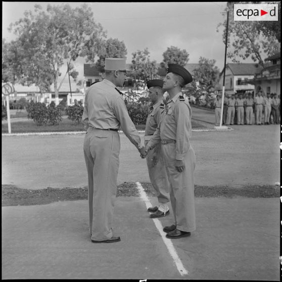 Le général Cogny, commandant en chef des FTNV (forces terrestres du Nord-Vietnam), serre la main d'un officier qu'il vient de faire chevalier de la Légion d'honneur.