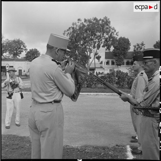 Le général Cogny, commandant en chef des FTNV (forces terrestres du Nord-Vietnam), décore un fanion.