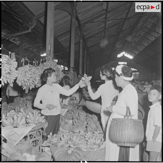 Marchande de bananes au grand marché d'Hanoï.