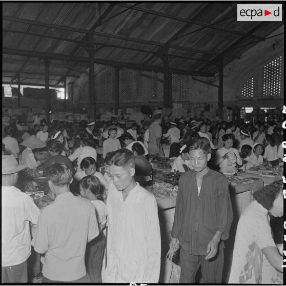 Moment d'affluence au grand marché d'Hanoï.