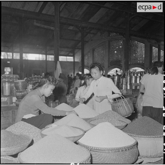 Une marchande et une cliente essayant de marchander.