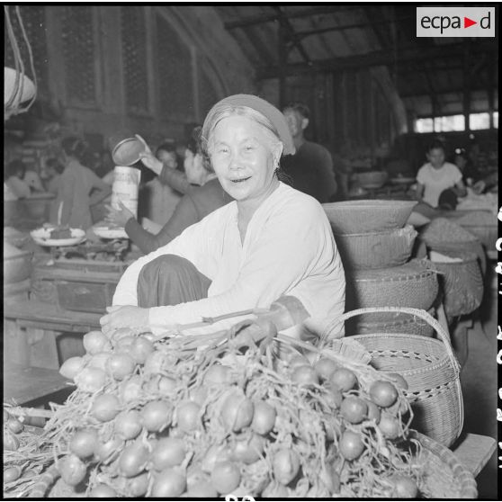 Une marchande de noix d'arec au grand marché d'Hanoï.