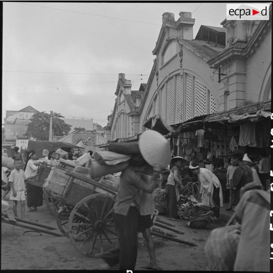 L'arrivée des marchandises au grand marché d'Hanoï.