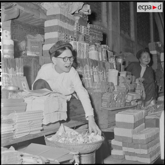 Les marchandes d'objets votifs au grand marché d'Hanoï.
