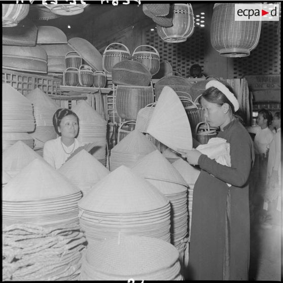 Un étal de chapeaux de latanier au grand marché d'Hanoï.