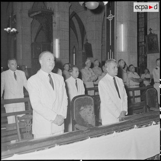 M. Merlo et M. Nguyen Huu Tri se recueillent lors de la messe de requiem organisée à la mémoire du général Chanson en la cathédrale Saint-Joseph.