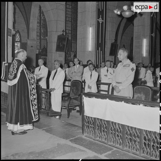 Le révérend père Lassalle prononce l'éloge du général Chanson lors de la messe de requiem organisée à sa mémoire en la cathédrale Saint-Joseph.