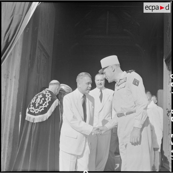Après la messe de requiem organisée à la mémoire du général Chanson en la cathédrale Saint-Joseph, M. Nguyen Huu Tri, gouverneur du Nord-Vietnam, prend congé du général Cogny, commandant en chef des FTNV (forces terrestres du Nord-Vietnam).
