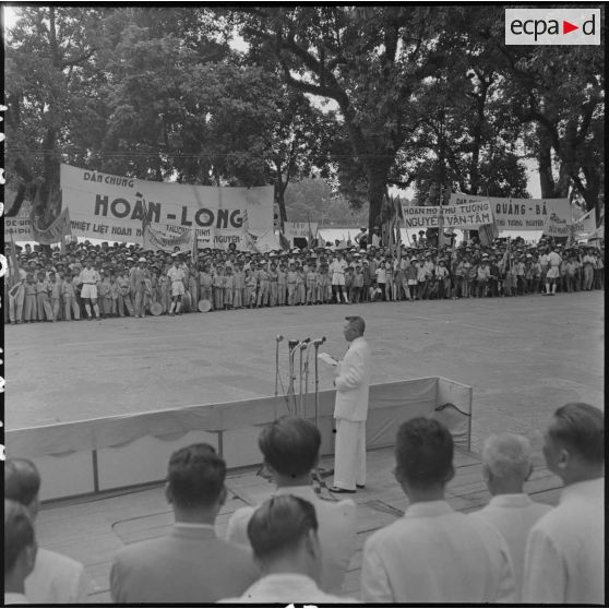 A l'occasion d'un meeting au square Chiling, M. Nguyen Van Tam, président du conseil des ministres de l'Etat vietnamien, prononce un discours devant les milliers de manifestants.