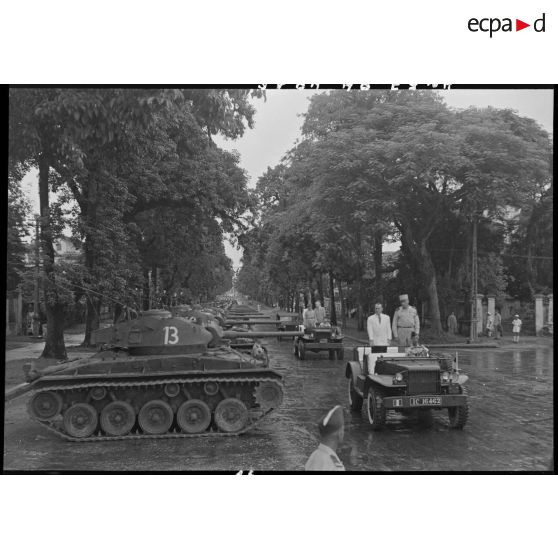 M. Maurice Dejean, commissaire général en Indochine, et le général Cogny, commandant en chef des FTNV (forces terrestres du Nord-Vietnam), passent les troupes en revue.