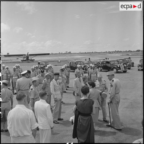 Des autorités civiles et militaires sur l'un des aérodromes d'Hanoï.