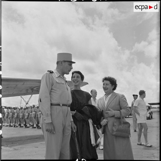Le général Cogny, commandant en chef des FTNV (forces terrestres du Nord-Vietnam), sa fille et son épouse sur l'un des aérodromes d'Hanoï.