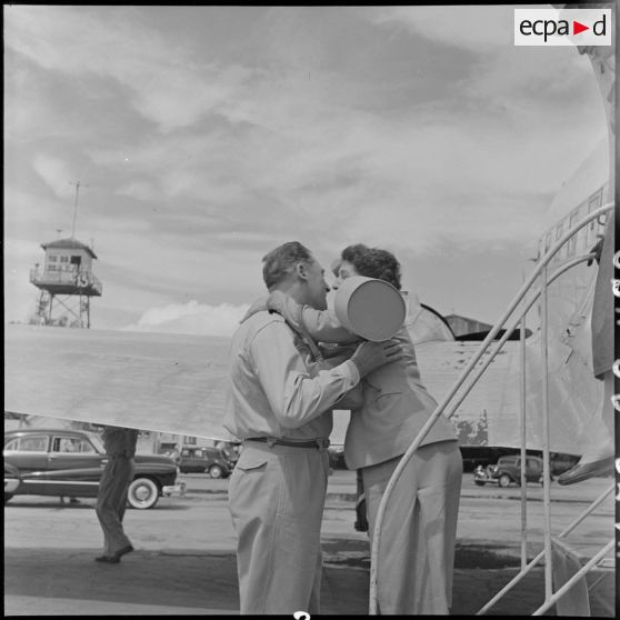 Mme Cogny est accueillie par le général Cogny à son arrivée sur l'un des aérodromes d'Hanoï.