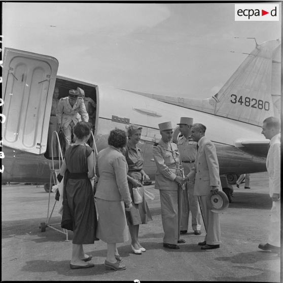 A son arrivée sur l'un des aérodromes d'Hanoï, le général Navarre, commandant en chef en Indochine, est reçu par M. Nguyen Huu Tri, gouverneur du Nord-Vietnam.