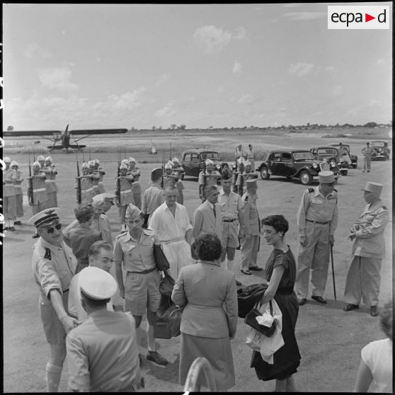 Des autorités civiles et militaires sur l'un des aérodromes d'Hanoï.