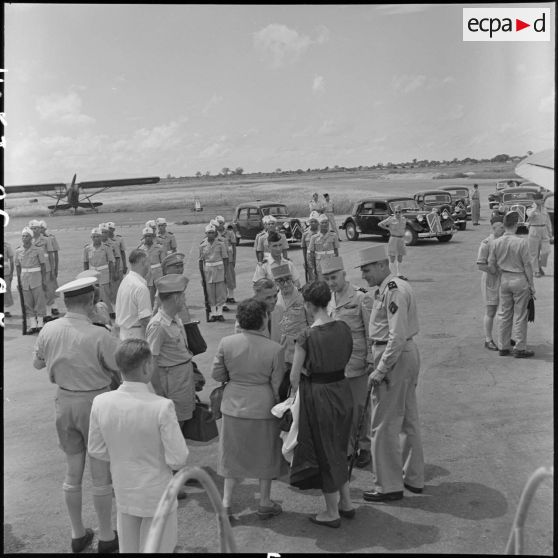 Des autorités civiles et militaires sur l'un des aérodromes d'Hanoï.