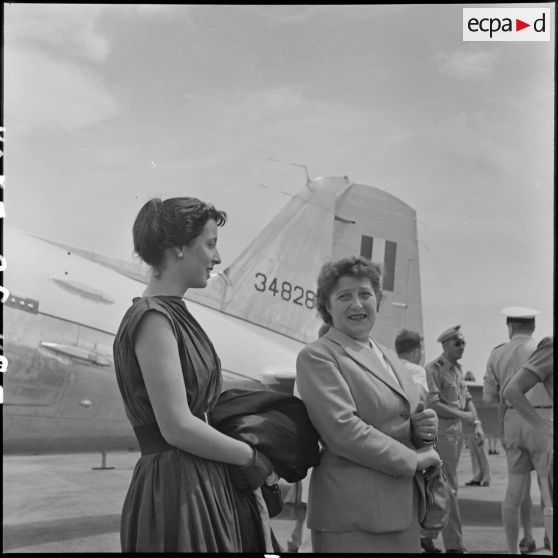 Madame la générale Cogny (à droite) et Mademoiselle Cogny (à gauche) sur l'un des aérodromes d'Hanoï.
