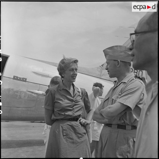 Mme la générale Navarre s'entretient avec le général Masson sur l'un des aérodromes d'Hanoï.