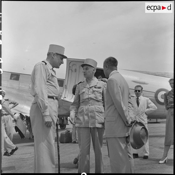 Les généraux Cogny et Navarre en compagnie de M. Nguyen Huu Tri sur l'un des aérodromes d'Hanoï.