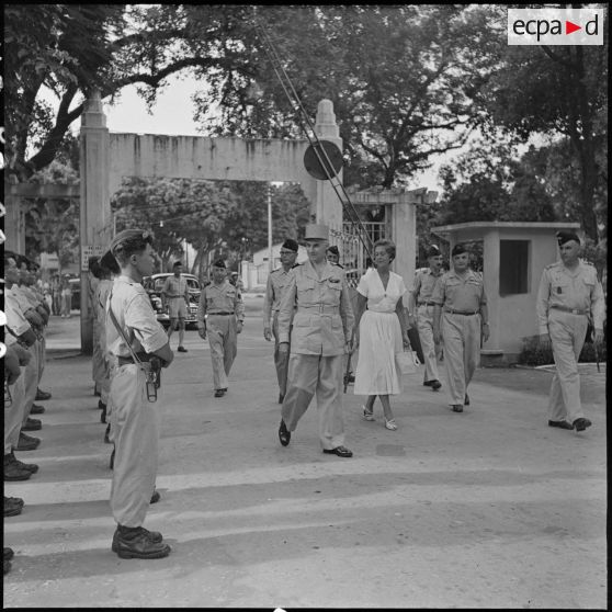Le général Navarre, commandant en chef en Indochine, et son épouse, arrivent à l'hôpital militaire Lanessan.