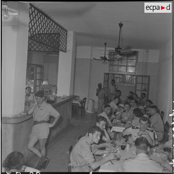 La salle de réfectoire où les volontaires donneurs de sang reçoivent une collation.