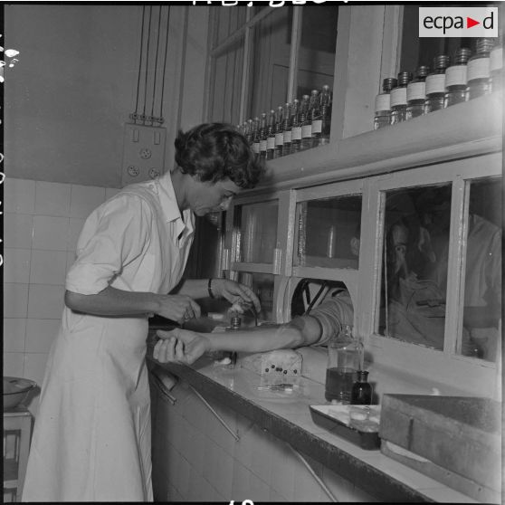 Une infirmière effectue un prélèvement de sang sur un donneur volontaire.