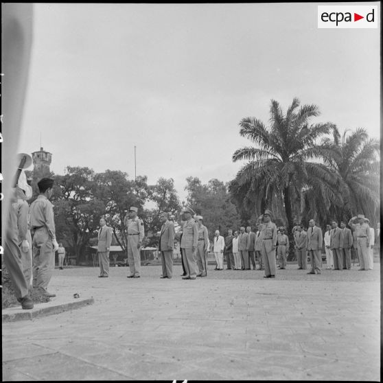 Les personnalités respectent une minute de silence devant le monument aux morts vietnamiens.