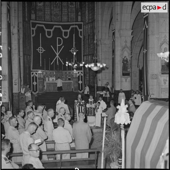 Le révérend père Lasalle prononce l'absoute pour la célébration de la Toussaint à la cathédrale Saint-Joseph.
