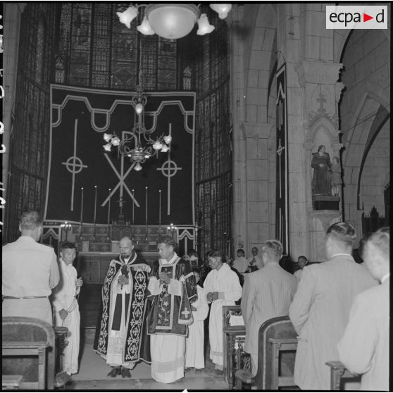 Le révérend père Lasalle prononce l'absoute pour la célébration de la Toussaint à la cathédrale Saint-Joseph.