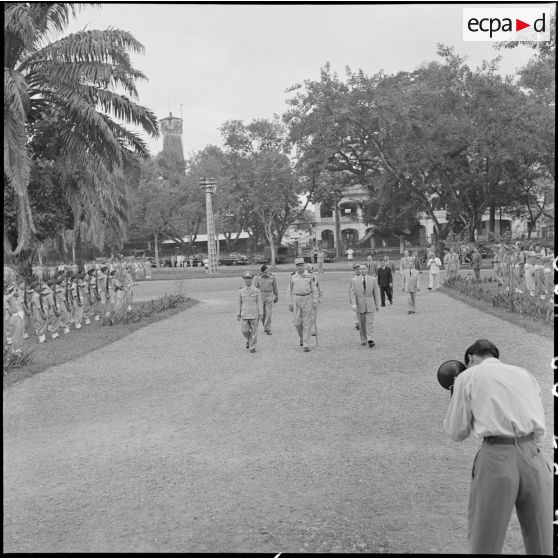Arrivée des personnalités aux monuments aux morts vietnamiens.