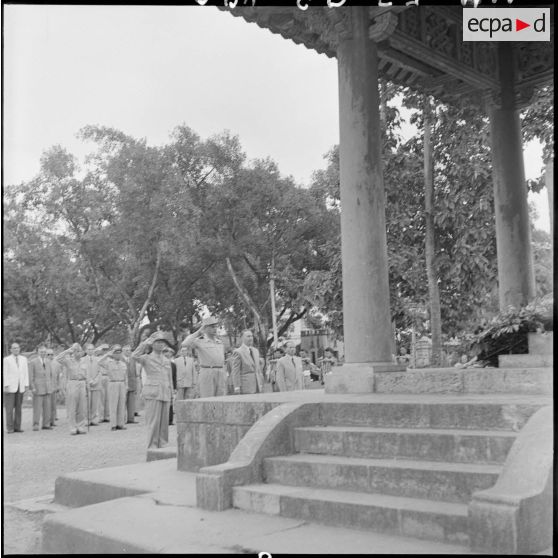 Les personnalités respectent une minute de silence devant le monument aux morts vietnamiens.