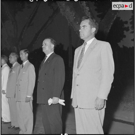 Les hautes personnalités pendant les hymnes nationaux.