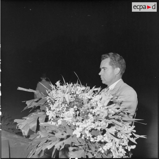 M. Richard Nixon, vice-président des États-Unis, dépose une gerbe de fleurs aux monuments aux morts français et vietnamiens.
