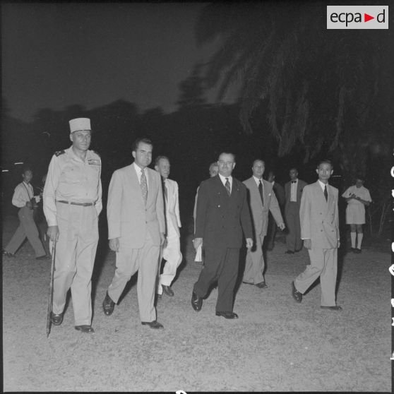 Les personnalités se rendent au monument aux morts vietnamiens.