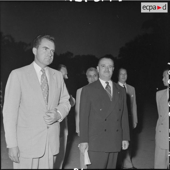 M. Richard Nixon, vice-président des États-Unis, et M. Maurice Dejean, commissaire général de France en Indochine, se recueillent devant les monument aux morts.