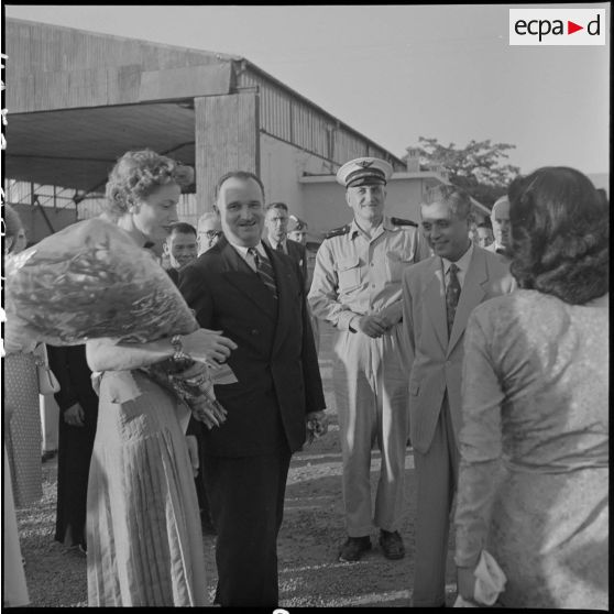M. Maurice Dejean, commissaire général de France en Indochine, est accueilli par les hautes personnalités civiles et militaires du Nord-Vietnam sur la base aérienne de Bach Mai.