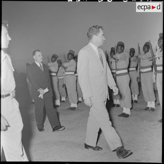 M. Richard Nixon, vice-président des États-Unis, passe les troupes en revue.