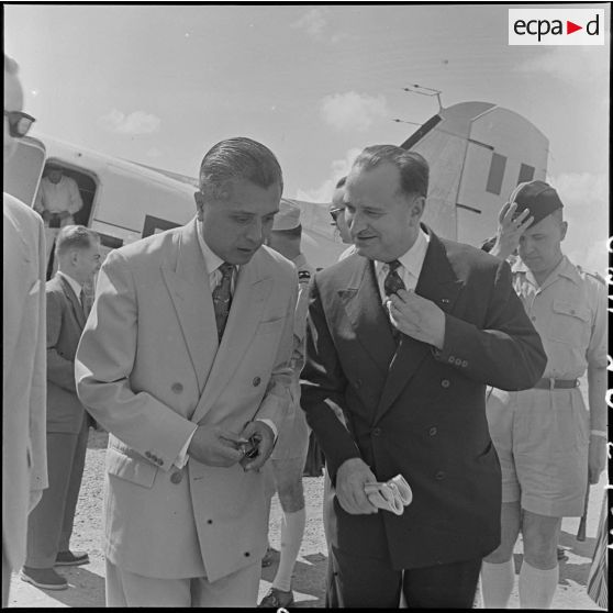 A son arrivée sur l'un des aérodromes d'Hanoï, M. Maurice Dejean, commissaire général de France en Indochine discute avec M. Nguyen Huu Tri, gouverneur du Nord-Vietnam.