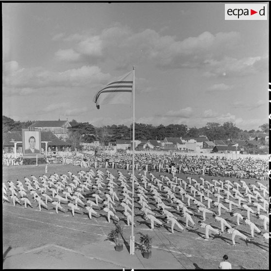 Au cours d'une manifestation sportive d'écoliers au stade Mangin, les élèves du lycée Chu Van An présentent leur spectacle.