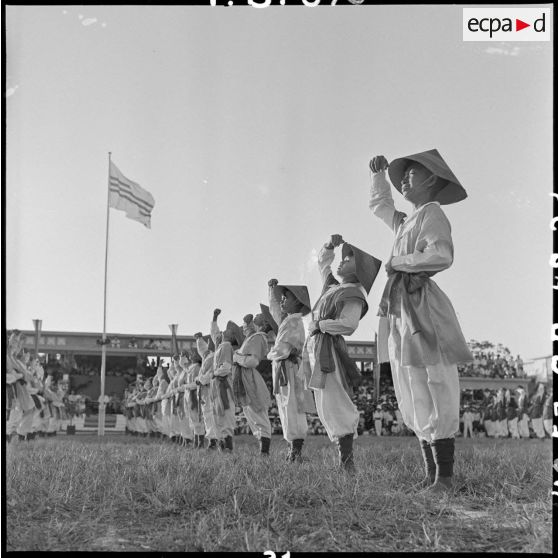 Des élèves présentent un spectacle au cours d'une manifestation sportive d'écoliers au stade Mangin.
