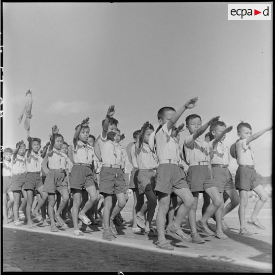 Jeunes garçons lors d'une manifestation sportive d'écoliers au stade Mangin.