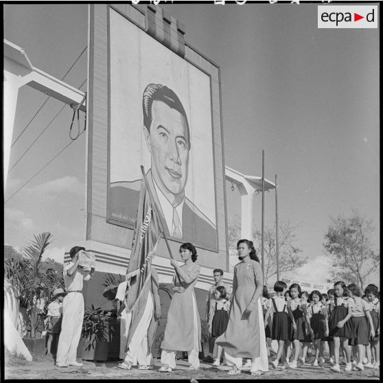 Défilé d'élèves au cours d'une manifestation sportive d'écoliers au stade Mangin.