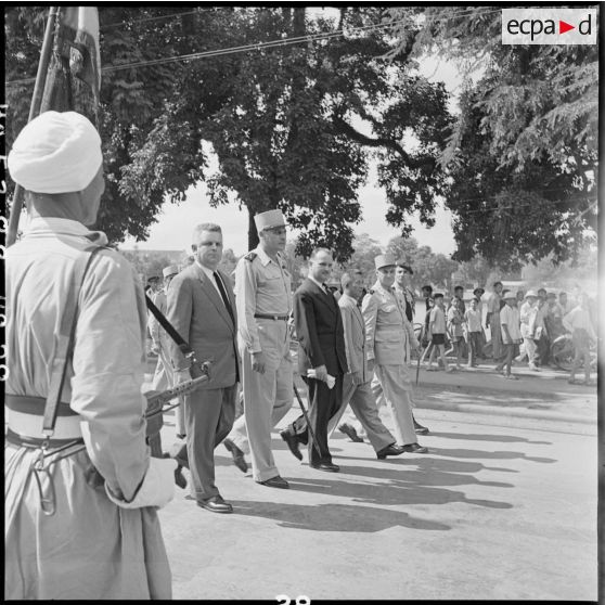 Les autorités passent en revue un régiment de tirailleurs algériens.