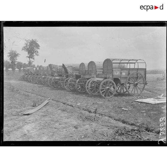 Crépy-en-Valois (Oise). Voitures régimentaires destinées aux troupes américaines. [légende d’origine]
