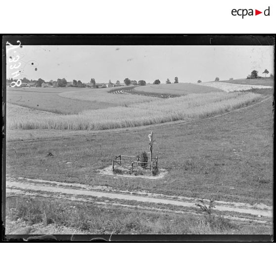 Sommesous (Marne). Tombe d’un soldat français au milieu des champs. [légende d’origine]