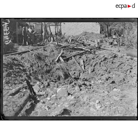 Châlons-sur-Marne (Marne). 6 rue des Vieilles Postes. Maison atteinte par une bombe d’avion, nuit du 18 au 19 juillet 1918. [légende d’origine]